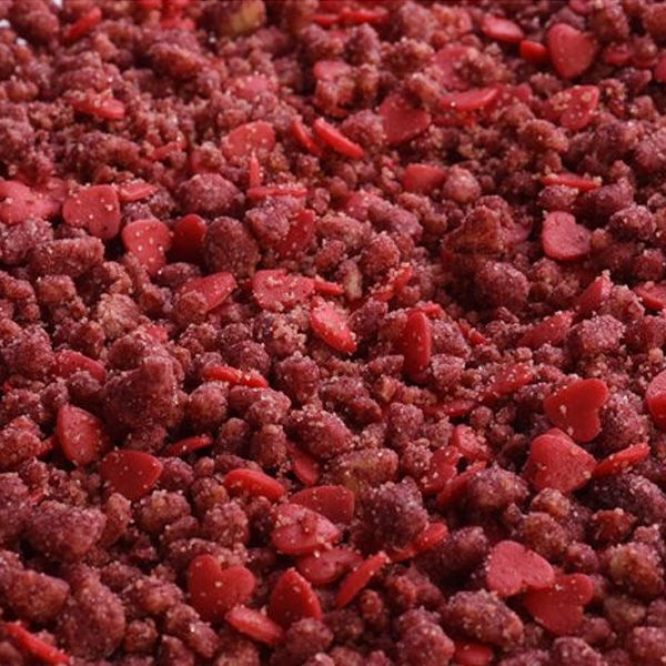 Kruszonka z suszonych czerwonych owoców z dekoracyjnymi serduszkami cukrowymi 250g